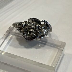 Vintage silver metal signed Avon ring size 8 1/2 flower design